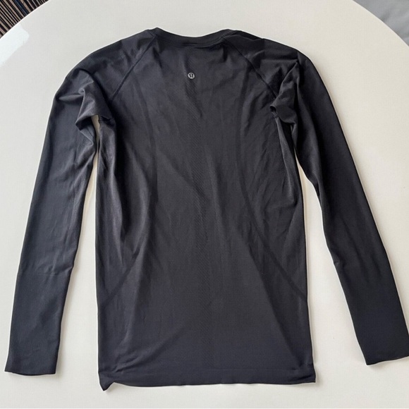Lululemon Women’s Black Long Sleeve Athletic Shirt with Thumbholes Size 8 - Picture 2 of 3